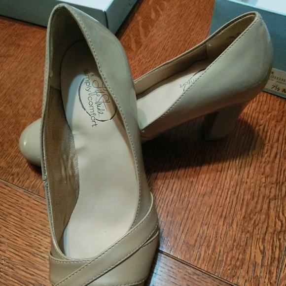 Ladies Shoes - Picture 2 of 3